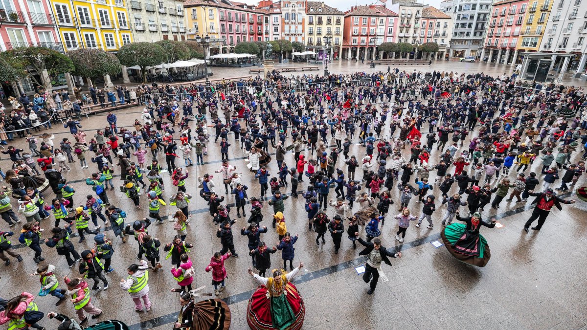 700 niños de 17 colegios de Burgos bailaron al mismo ritmo la jota burgalesa en la Plaza Mayor, una de las actividades del programa educativo municipal.