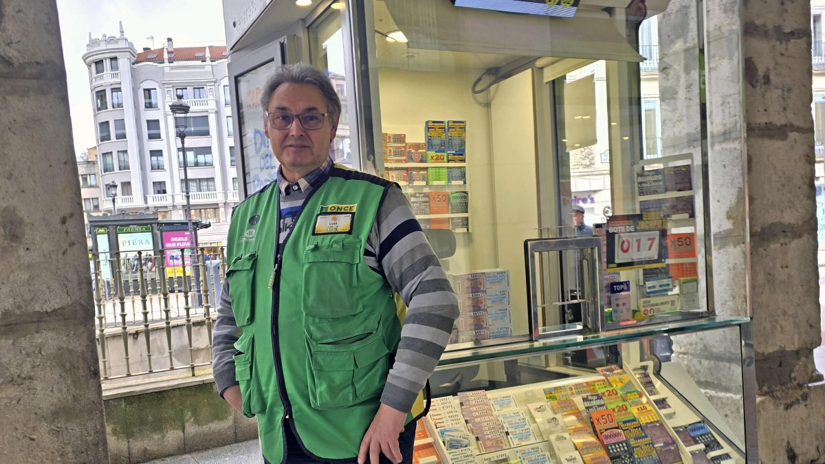 Luis Ángel González Torres, vendedor del puesto de los Soportales de Antón.