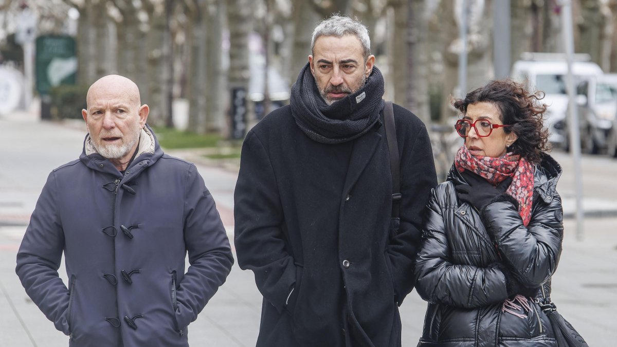 Los padres de Sergio Delgado, a su llegada al Palacio de Justicia, donde se celebra el juicio por la muerte de su hijo.