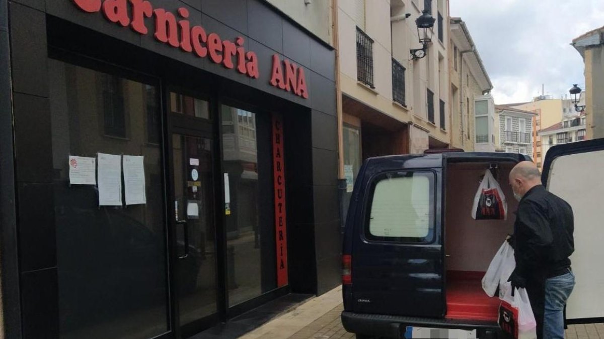 Una veintena de comercios ofrecen a los vecinos afectados por el corte de la N-232 realizar la compra por teléfono y distribuir los productos en sus localidades.