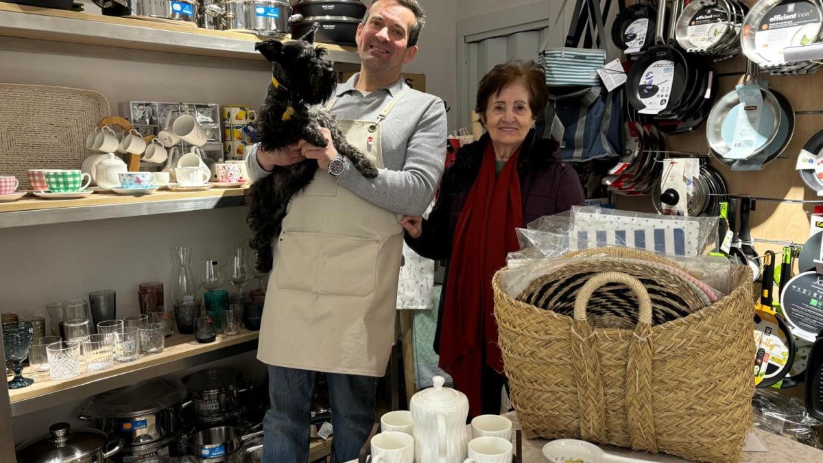 Gonzalo con su madre Rosalía y la perrita Rita