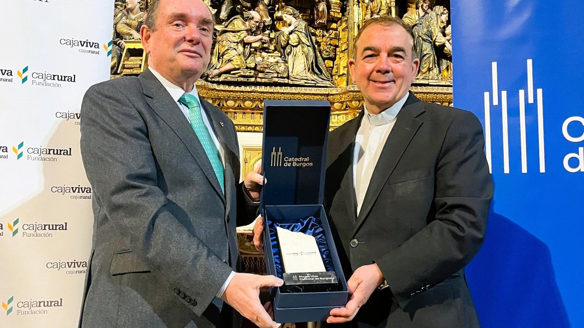 Ramón Sobremonte recogió el reconocimiento de manos de Félix José Castro en la Catedral.
