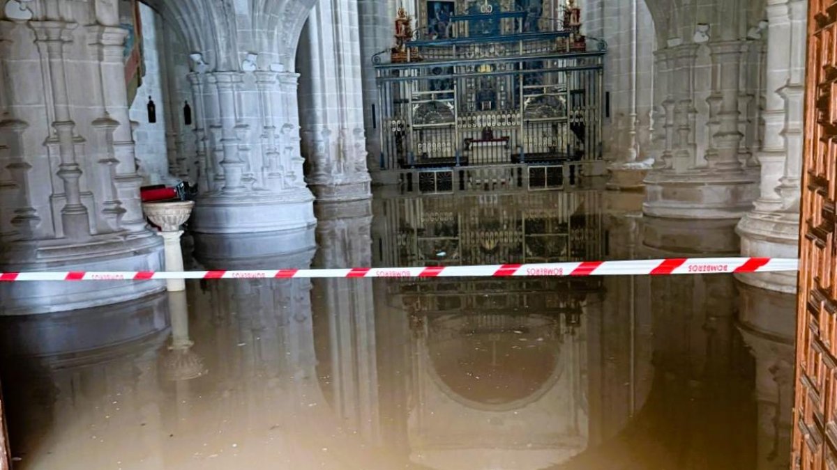 El desbordamiento del Duero anegó la iglesia del Monasterio de La Vid.