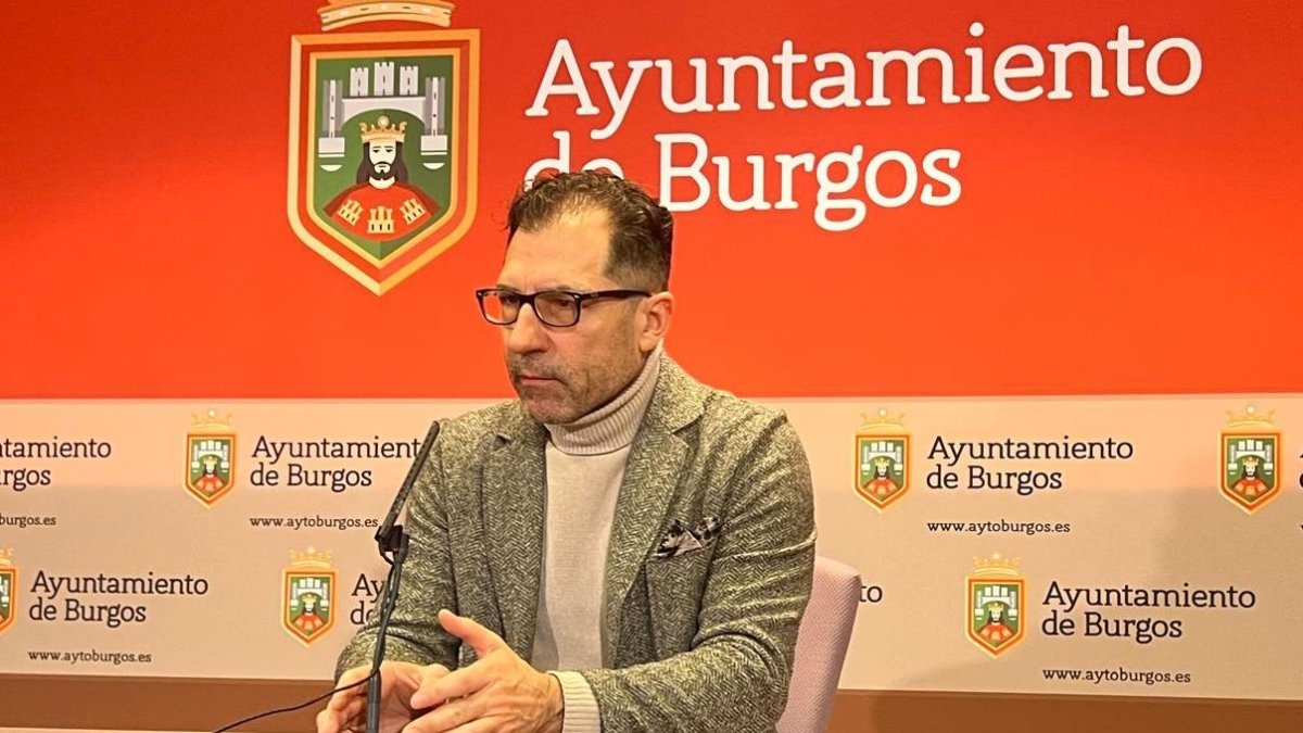 El concejal del PSOE Julio César Arnaiz, durante su rueda de prensa.