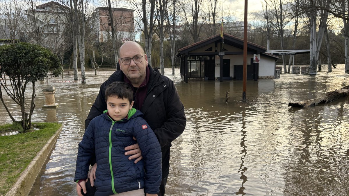Miguel posa con su hijo junto al quiosco El Barriles