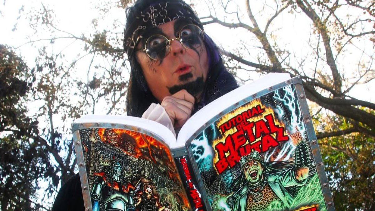 Charly Glamour, líder de Gigatrón, con un ejemplar de su último libro.