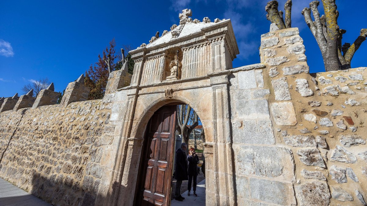 La rehabilitación de la ermita de San Amaro finaliza recuperando su esencia y eliminando barreras arquitectónicas de acceso.