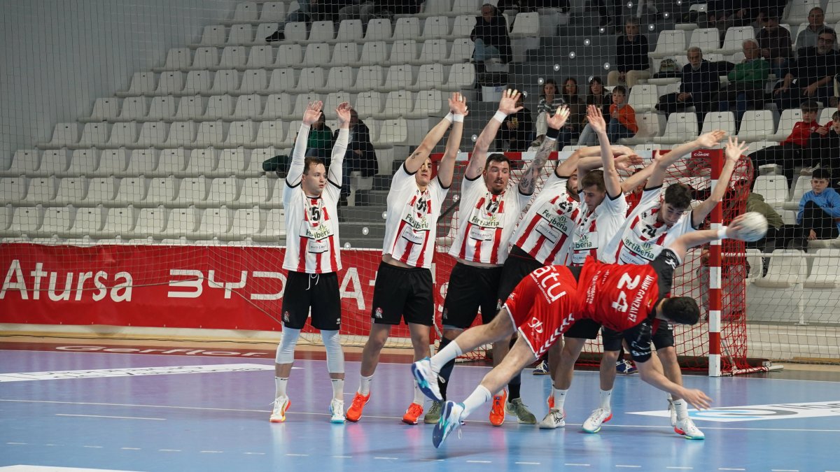 Acrobático disparo a puerta de Jaime González, autor de cinco tantos en la cancha del equipo valenciano.