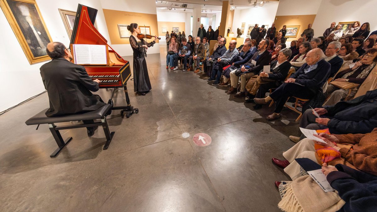 Numeroso público acudió a presenciar esta combinación del arte de la Escuela de Madrid y la música española del siglo XVIII .