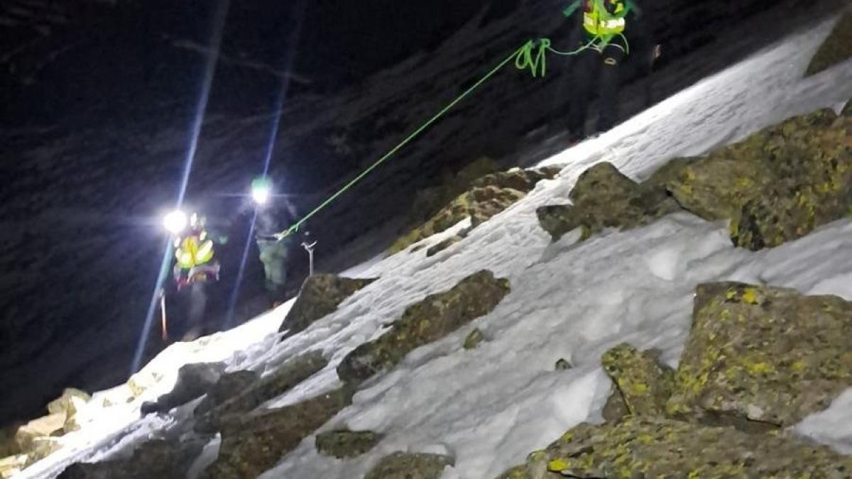 Un momento del rescata de los dos jóvenes atrapados por nieve y hielo.