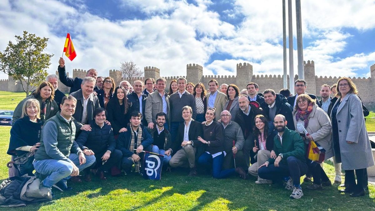Foto de familia los afiliados burgaleses que participaron en Ávila en el primer gran acto de campaña del Partido Popular de Castilla y León junto a su líder, Alfonso Fernández Mañueco.