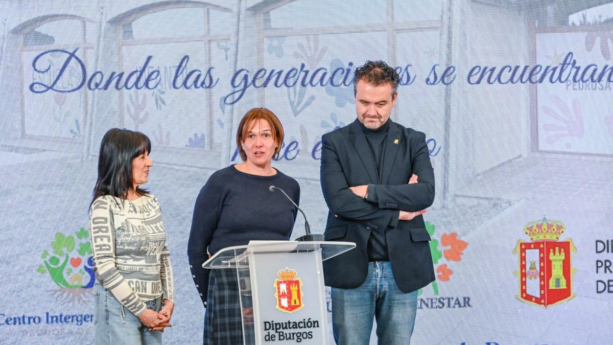 María Antonia González Núñez, alcaldesa de Pedrosa de Duero, flanqueada por la portavoz de la Diputación, Inmaculada Sierra, y José Enrique García, director general de  Gabrielistas Ribera del Duero.