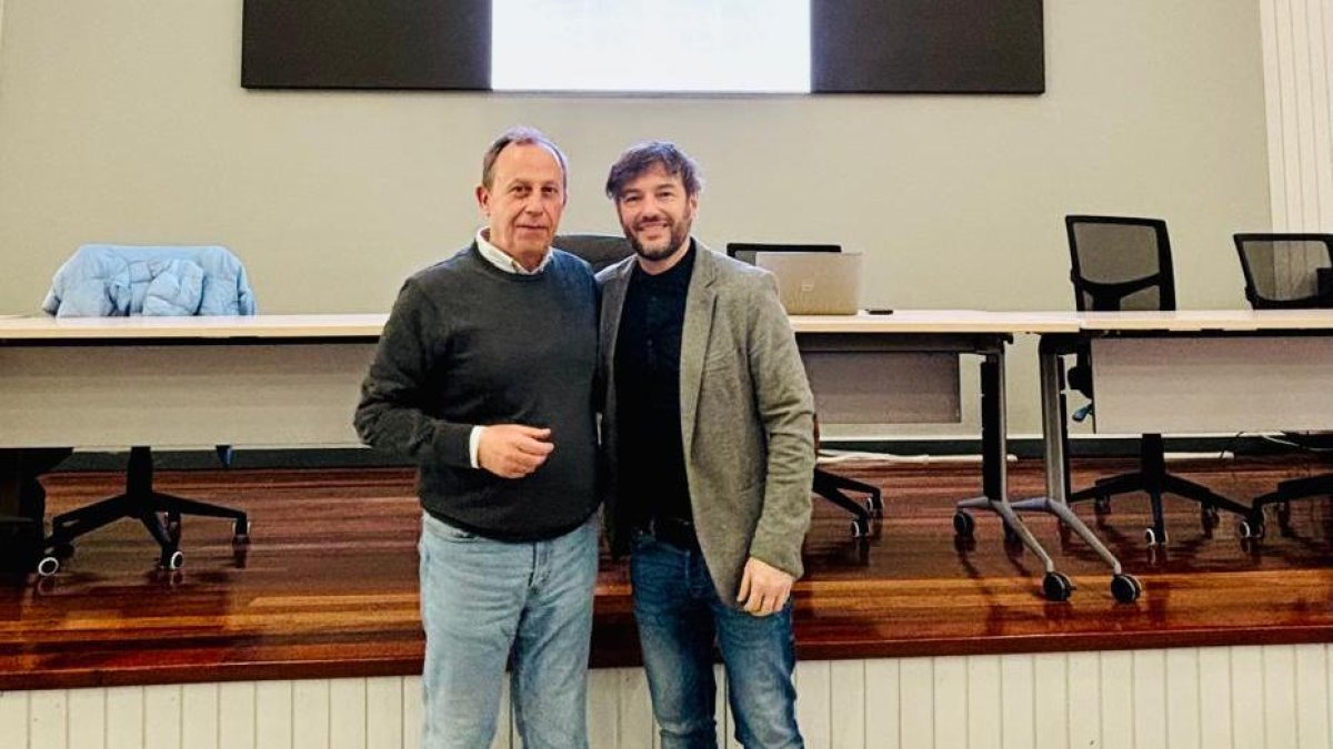 Acto de entrega de la recaudación en el mercado solidario.