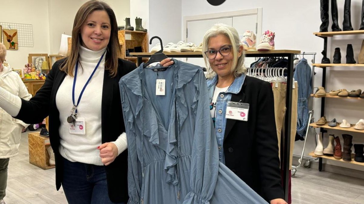 América (a la derecha) junto a su compatriota Rosa en la tienda Moda Re de Cáritas