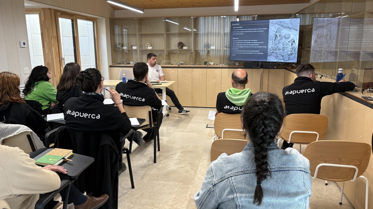 Primera de las tres acciones formativas que permiten actualizar conocimientos sobre evolución humana a los guías de los yacimientos de Atapuerca.