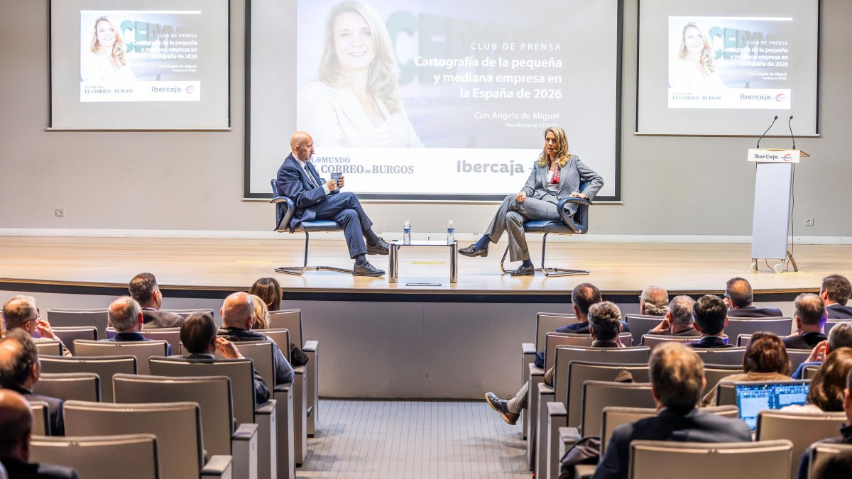 La presidenta de Cepyme, Ángela de Miguel, y Ricardo García Ureta, director de EL CORREO DE BURGOS, dialogaron sobre los retos del sector.