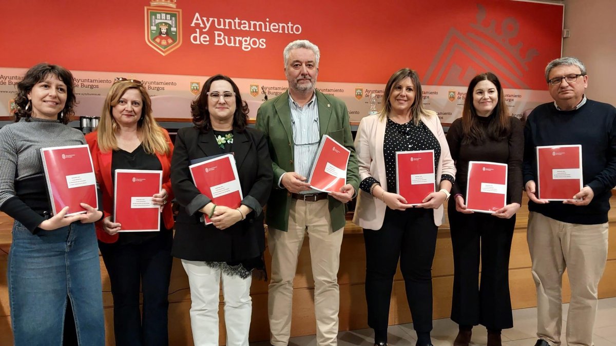 Carlos Niño, en el centro, con los representantes de las entidades que desarrollan el plan municipal que trabaja por prevenir y combatir las adicciones.