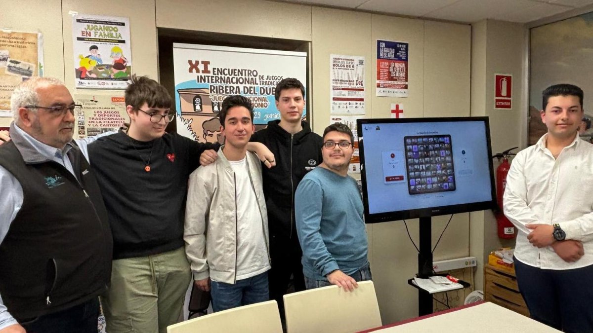 Los creadores junto al presidente de La Tanguilla Carlos de la Villa