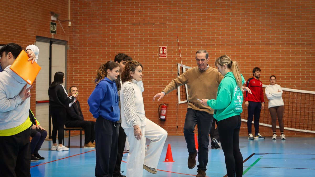 Las pruebas, realizadas en el Polideportivo Universitario, sirvieron para valorar la condición física de los mayores y ofrecerles recomendaciones personalizadas.