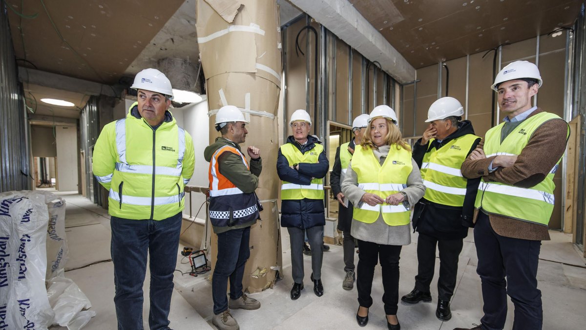 La alcaldesa de Burgos, Cristina Ayala, realizó una visita a las obras de remodelación de la sede de Protección Civil donde habló del retraso en la aprobación del presupuesto.