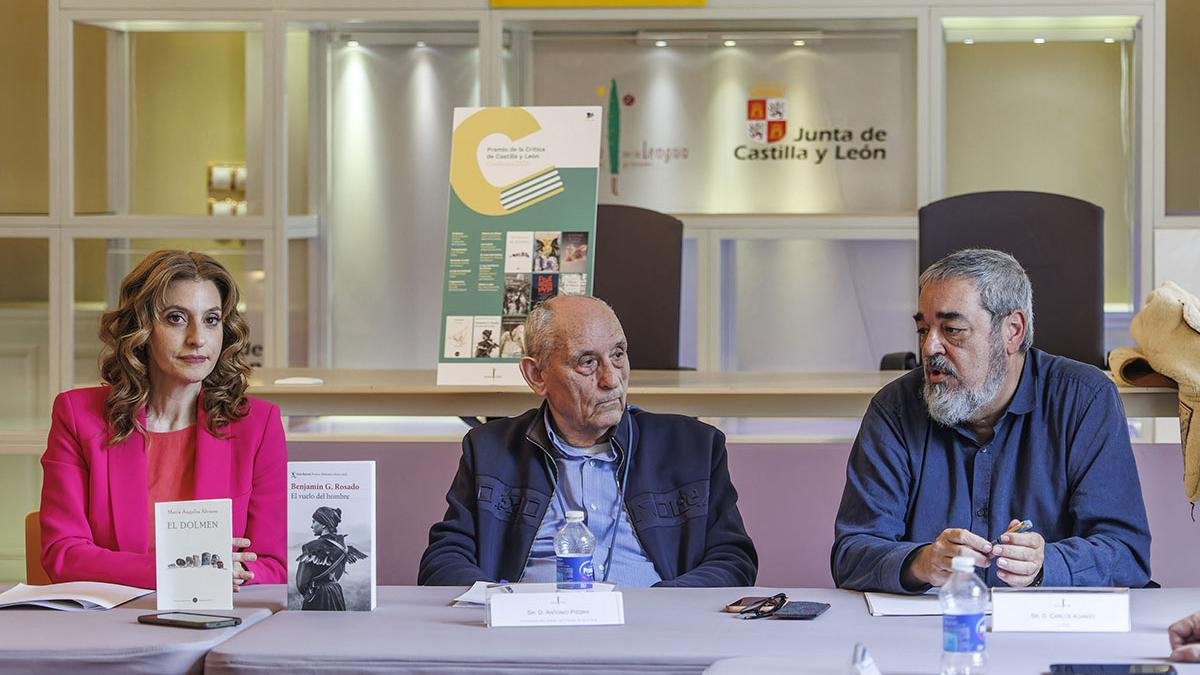 Mar Sancho, Antonio Piedra y Carlos Aganzo, con las dos obras premiadas.
