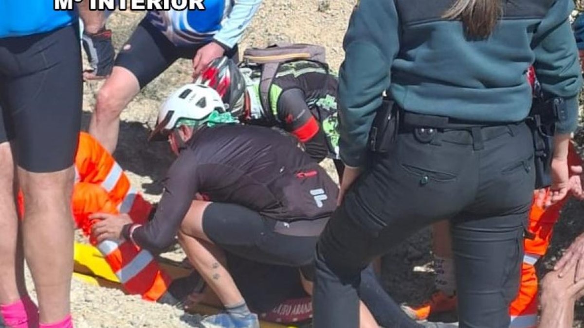 Los agentes auxilian al ciclista herido.