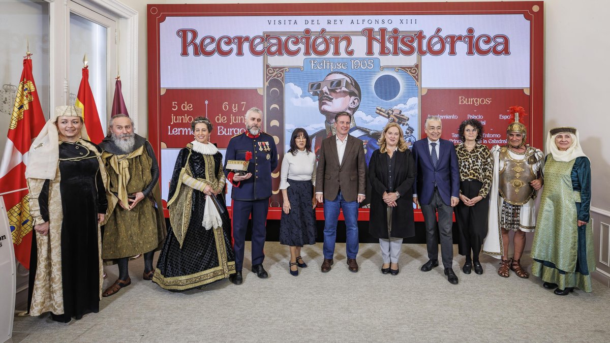 Representantes de Diputación, Ayuntamiento de Burgos y Lerma, Junta, y recreadores de la provincia de Burgos, durante la presentación del evento.