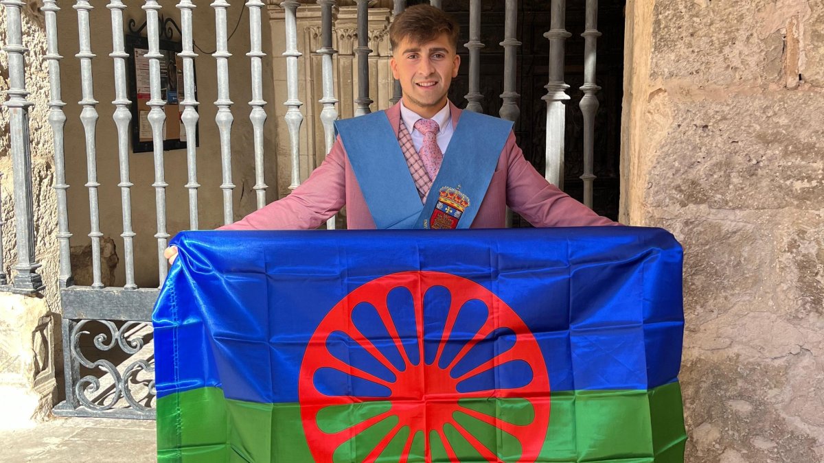 Ángel Jiménez es uno de los arandinos gitanos que ha terminado la Universidad