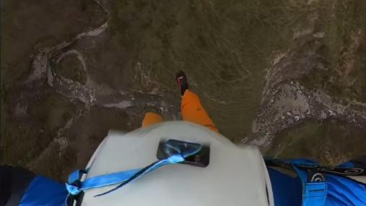 Así fue el salto base desde el mirador del Salto del Nervión