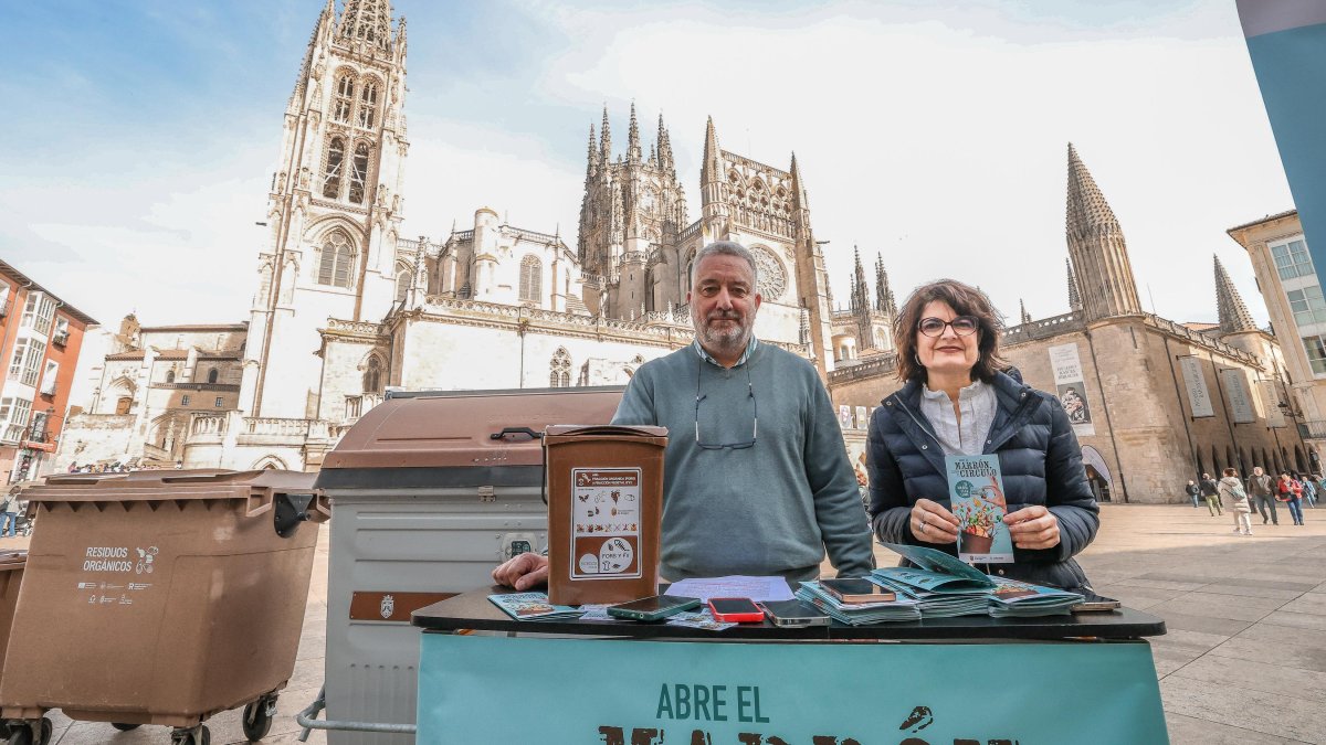 El edil de Medio Ambiente, Carlos Niño, y Yolanda Fulgueiras, de la empresa Anthesis, presentaron la campaña informativa 'Abre el marrón, cierra el círculo. Tu tarjeta es la llave'.