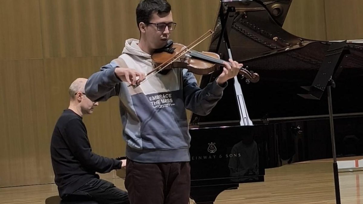 El violín se ha convertido en un aliado indispensable en la vida de Alejandro
