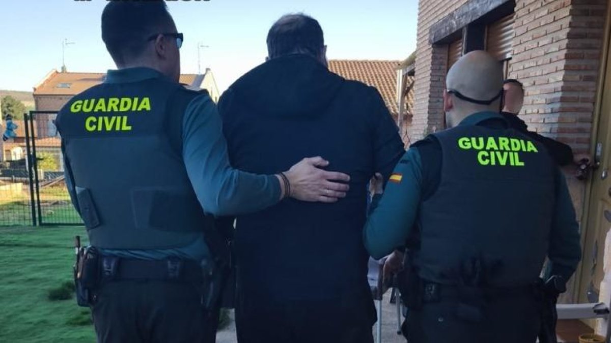 Dos agentes con el hombre hallado entre Arcos y Villagonzalo.