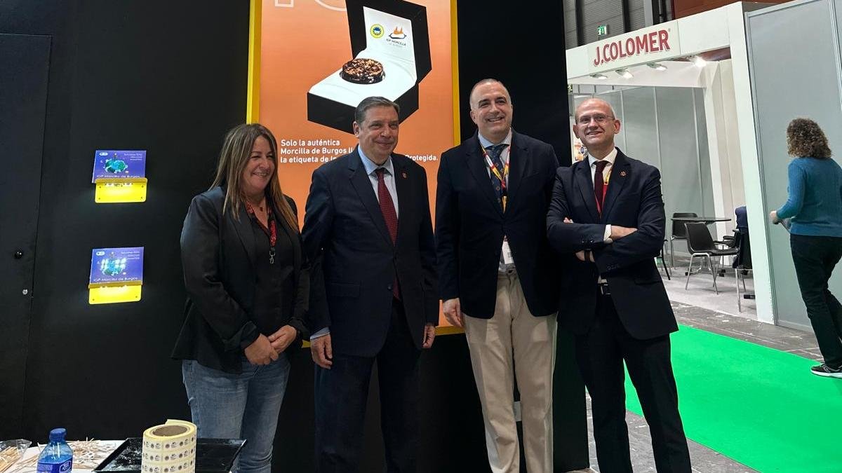 El ministro de Agricultura visitó el stand.