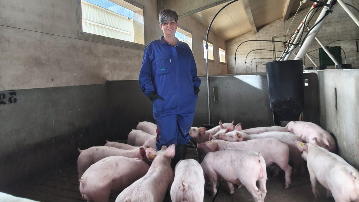Marta Llorente posa en su granja de 2.000 cerdos