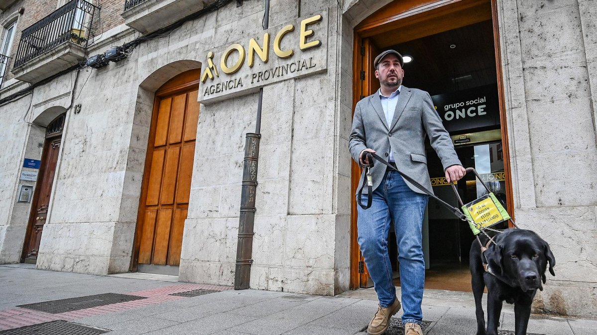 Rubén Martínez, director de la ONCE en Burgos, junto a su perro, Korky.