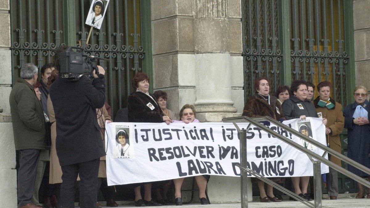 Una de las concentraciones a las puertas del Palacio de Justicia reclamando justicia para Laura Domingo.