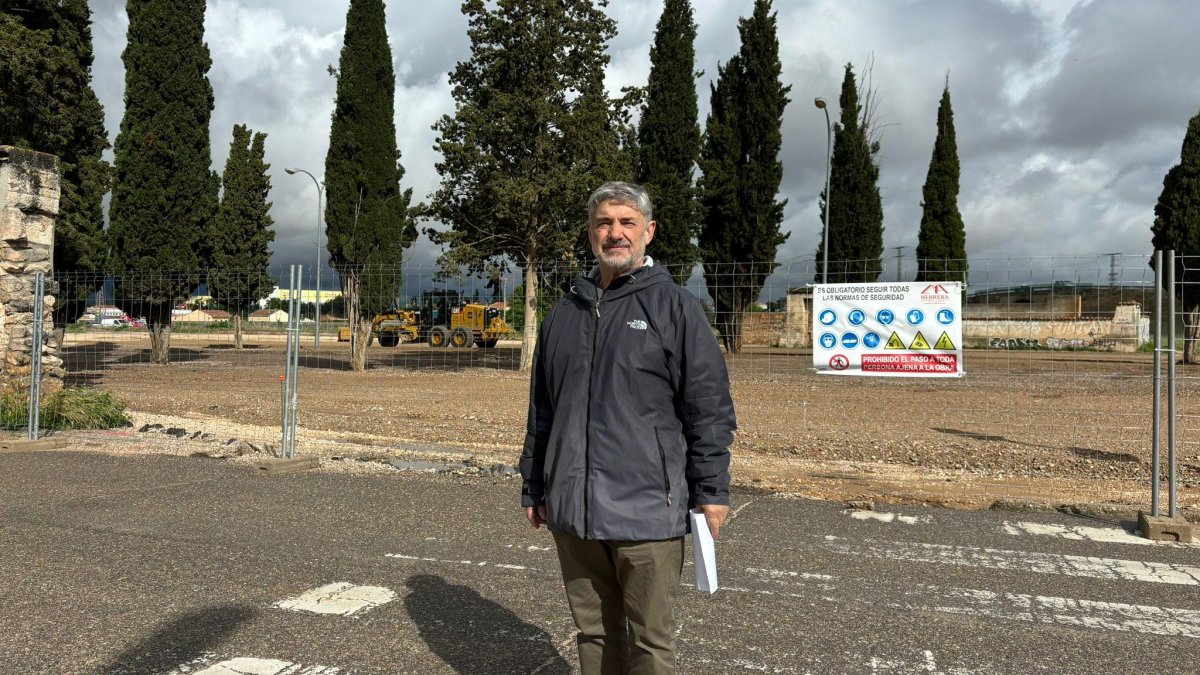 El nuevo presidente de la asociación de vecinos junto a las obras del aparcamiento