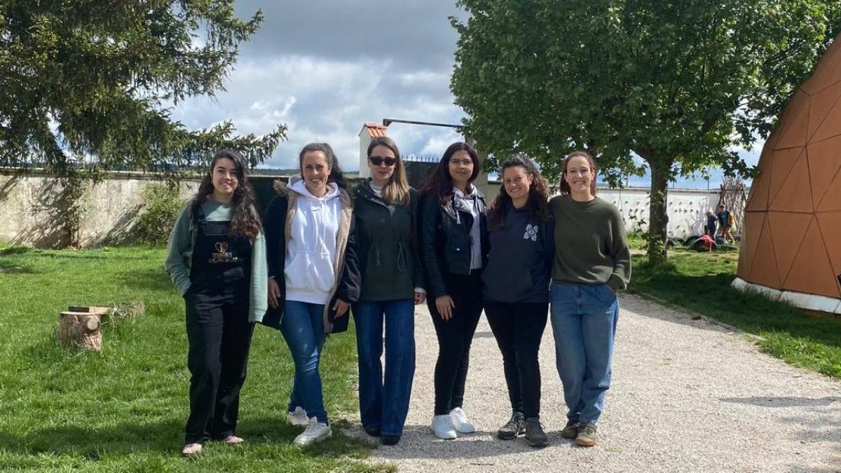 Parte del equipo de Magea con las profesoras venidas de Serbia.