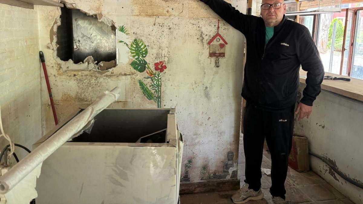 Miguel muestra el nivel hasta donde llegó el agua el 14 de febrero