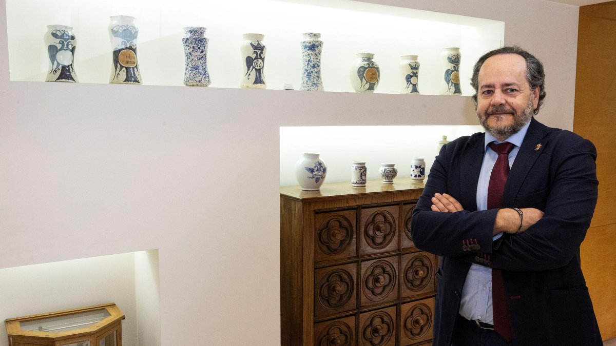 Rodrigo Moral, presidente del Colegio de Farmacéuticos, en la sede de la calle Sagrada Familia.