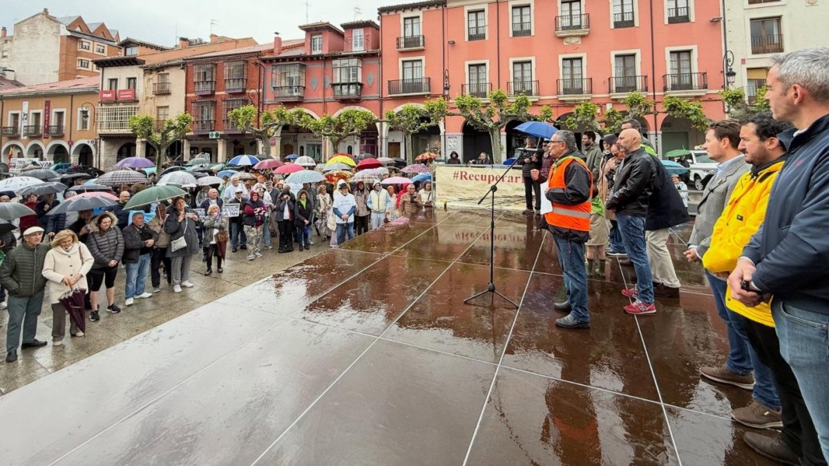 Concentración en la Plaza Mayor de Aranda por el Tren Directo.