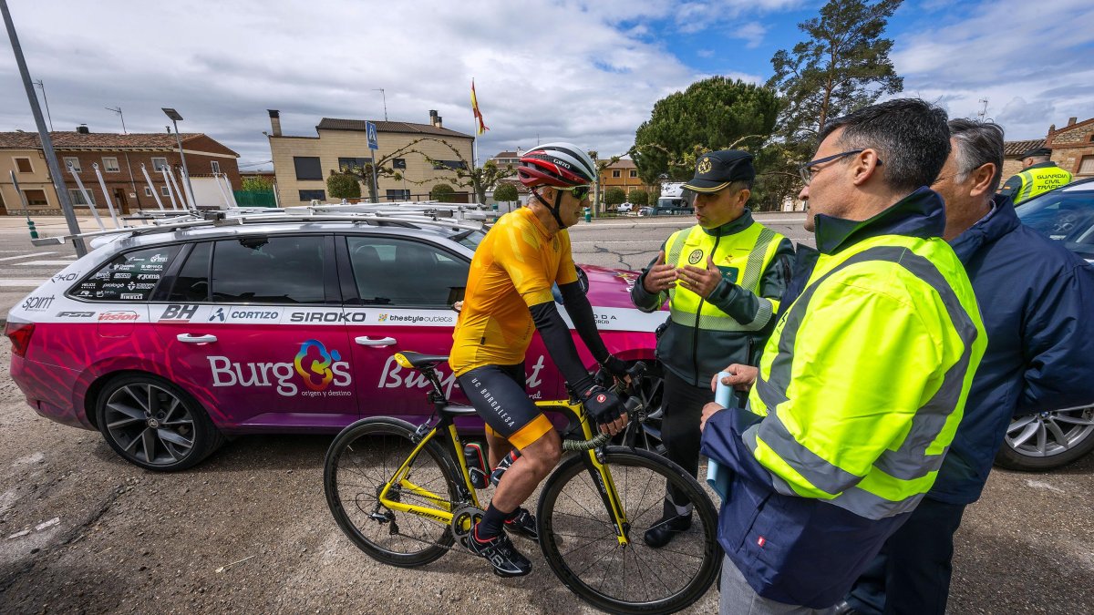 Un ciclista conversa en Tardajos con la Guardia Civil y el jefe de la DGT en Burgos.