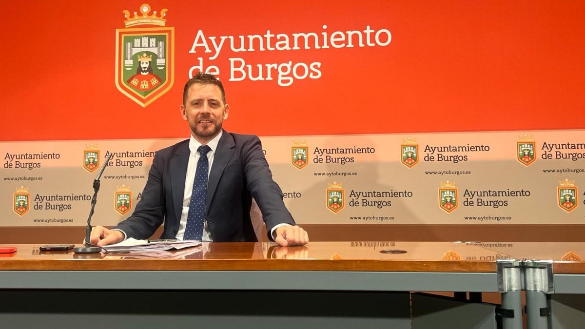 El portavoz socialista, Josué Temiño, presentó las dos proposiciones al Pleno ordinario de mayo.