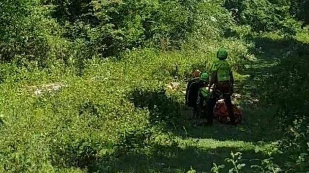 El accidente se produjo en una zona de difícil acceso para los vehículos de emergencia y el herido, de unos 35 años, fue trasladado después en ambulancia a un centro hospitalario.