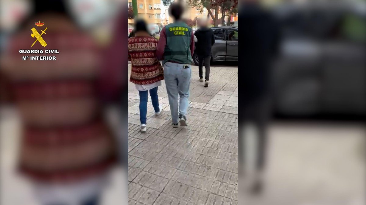 Una imagen de la detención de la mujer acusada de fraude.