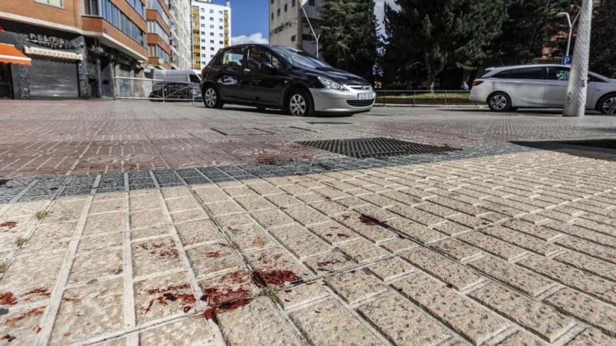 Restos de sangre de la puñalada en la madrugada del 25 de julio de 2023 junto a la Plaza de Roma.