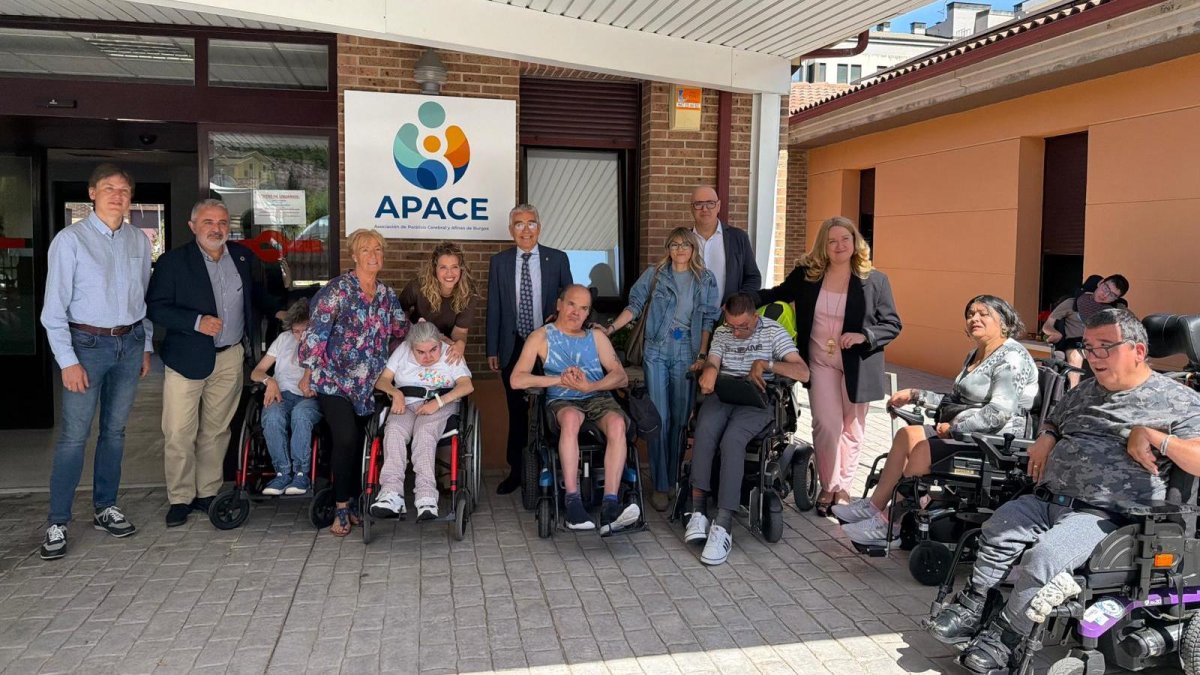 Imagen de la visita al mercadillo solidario de Apace.