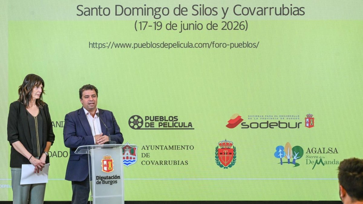 Ana Alonso, presidenta de la Red de Pueblos de Película, y Carlos Gallo, presidente de Sodebur, presentaron el foro que se celebrará en Santo Domingo de Silos y Covarrubias.