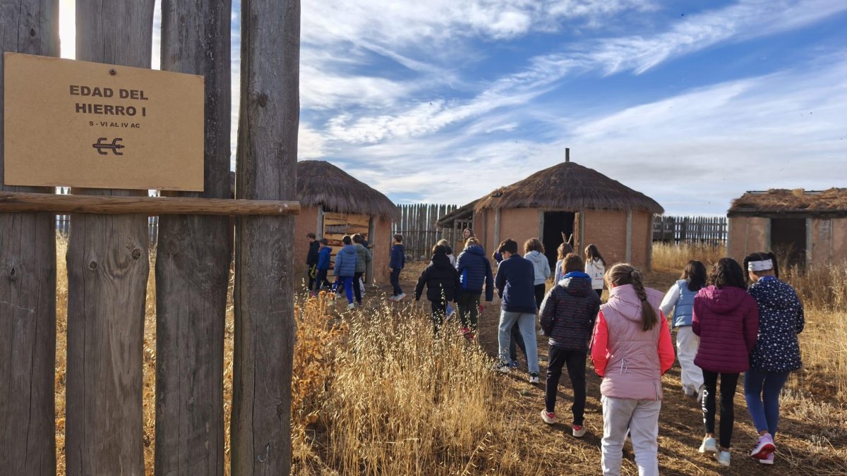 Un grupo de escolares se adentra en un poblado de la Edad de Hierro