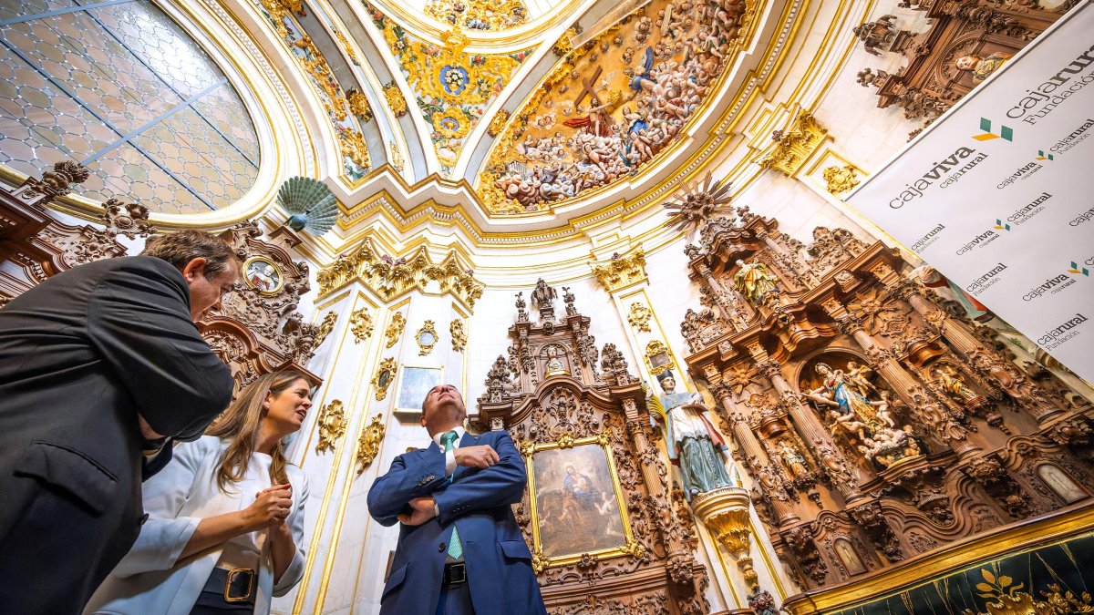 Representantes de la Catedral de Burgos junto al director general de Cajaviva Caja Rural